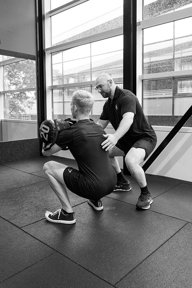 Coaching gesprek tussen trainer en cliënt — persoonlijke aandacht ook online