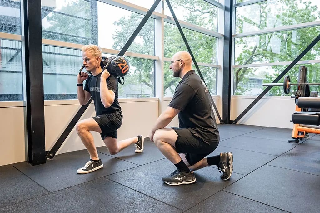 Personal trainer demonstrating kettlebell technique during 1-on-1 training in Heerenveen